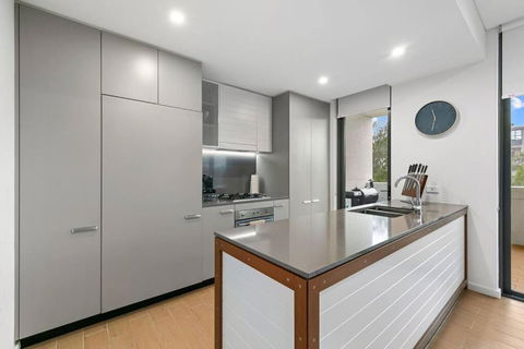 Luxury Waterfront 2 Bed Near Olympic Park & Parra - Darwin Holiday 3