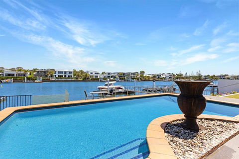 Luxury 4 Bedroom Waterfront Holiday Home On The Sunshine Coast - Darwin Holiday 1