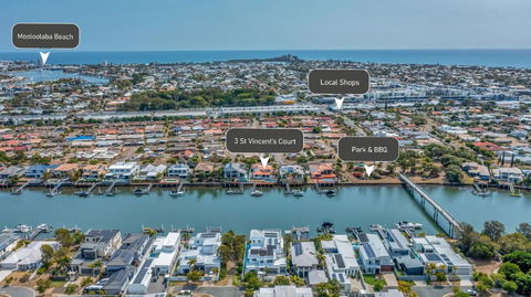 Luxury 4 Bedroom Waterfront Holiday Home On The Sunshine Coast - Darwin Holiday 3