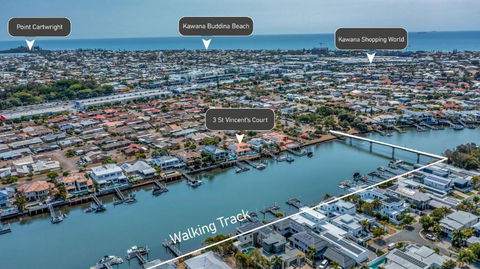 Luxury 4 Bedroom Waterfront Holiday Home On The Sunshine Coast - Darwin Holiday 2