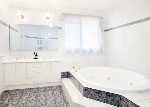 Lynnwood Villa, Netflix, Indoor Pool, The Best Melbourne Retreat - Darwin Holiday 2
