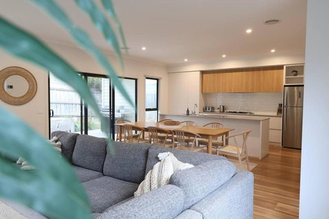 Madeley Family Getaway- Sleeping 8, Central, Aircon, Close To Shops, Beach, Parks, Spacious - Darwin Holiday 0