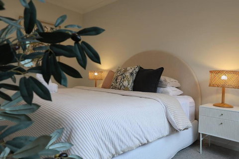 Madeley Family Getaway- Sleeping 8, Central, Aircon, Close To Shops, Beach, Parks, Spacious - Darwin Holiday 1