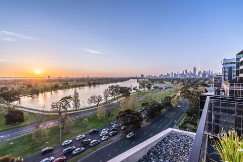Magnificent Retreat Facing Albert Park Lake & CBD - Darwin Holiday 1