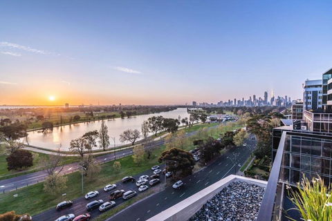 Magnificent Retreat Facing Albert Park Lake & CBD - Darwin Holiday 0