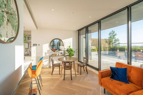 Magnificent Retreat Facing Albert Park Lake & CBD - Darwin Holiday 3