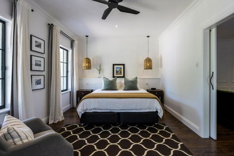 MAIN STREET RETREAT - King BRs, Comp Minibar, Breakfast Prov, Fireplaces - Darwin Holiday 1