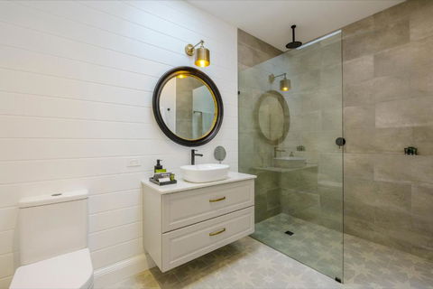 MAIN STREET RETREAT - King BRs, Comp Minibar, Breakfast Prov, Fireplaces - Darwin Holiday 2