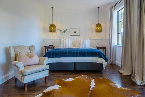 MAIN STREET RETREAT - King BRs, Comp Minibar, Breakfast Prov, Fireplaces - Darwin Holiday 0