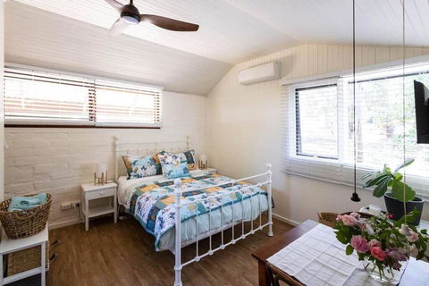 Maldon Cosy Garden Cottage - Charming One Room Studio - Darwin Holiday 2