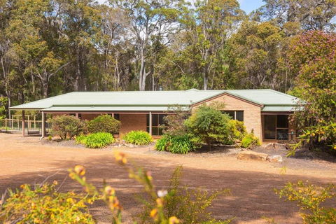Mansfield Retreat - In Town - Margaret River - Darwin Holiday 2