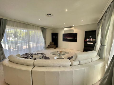 Luxury Family Poolside Villa Brighton Beach - Darwin Holiday 2