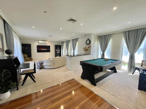 Luxury Family Poolside Villa Brighton Beach - Darwin Holiday 3