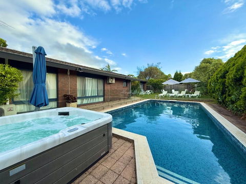 Luxury Family Poolside Villa Brighton Beach - Darwin Holiday 0