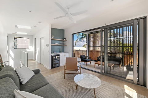 Luxury Retreat New Villa 17, Hastings St - Darwin Holiday 1