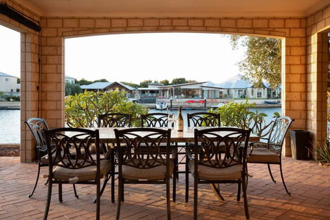 Luxury Waterfront Canal Estate With Private Jetty - Pet Friendly - Darwin Holiday 3