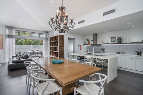 Marvel Penthouse. A Luxury Apartment By Belle Escapes Byron Bay - Darwin Holiday 1