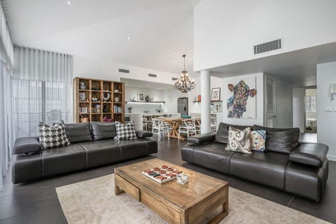 Marvel Penthouse. A Luxury Apartment By Belle Escapes Byron Bay - Darwin Holiday 0