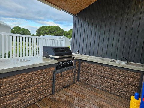 Marbles House (4 Bedrooms, 8 Beds, Sleeps 10) - Darwin Holiday 3
