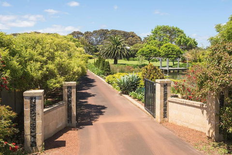 Margaret River Manor - Darwin Holiday 1