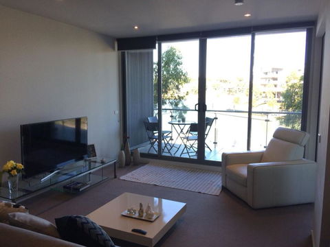 Marina View Apartment On The Maribyrnong River, Melbourne - Darwin Holiday 3