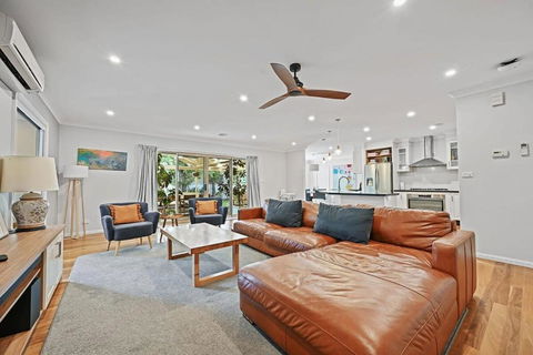 McIntosh - Grand Family Home, Elegant Entertainer - Darwin Holiday 1