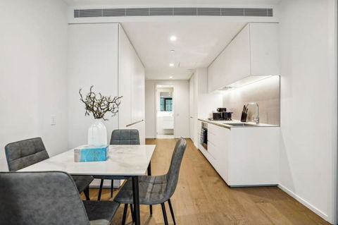 Melbourne Southbank Apartment - Sleeps 4 - Darwin Holiday 1