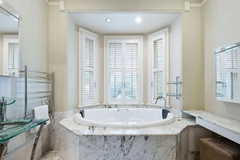 Mesmerising 3BR Home Cinema Room Spa Bath - Darwin Holiday 1