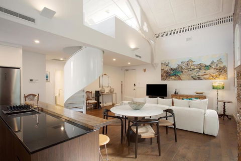 Mezzanine Magic, Bondi Junction - Darwin Holiday 1