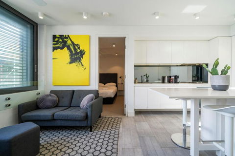 Modern 1BR Top-Level Unit With Keypad Entry In Bondi - Darwin Holiday 3