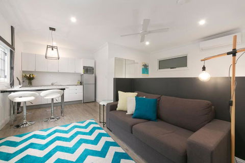 Milton Mews Blue Studio Pets Deck - Darwin Holiday 0