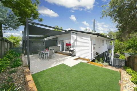 Milton Mews Red Townhouse - Auchenflower, Pets - Darwin Holiday 0
