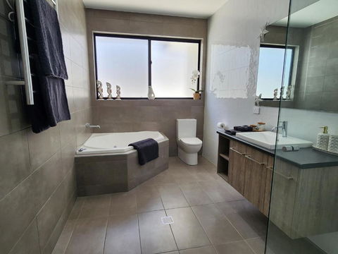 Minutes To The Beach! King Bed With TV, Spa Bath - Darwin Holiday 1