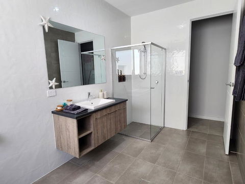 Minutes To The Beach! King Bed With TV, Spa Bath - Darwin Holiday 3