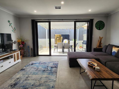 Minutes To The Beach! King Bed With TV, Spa Bath - Darwin Holiday 0