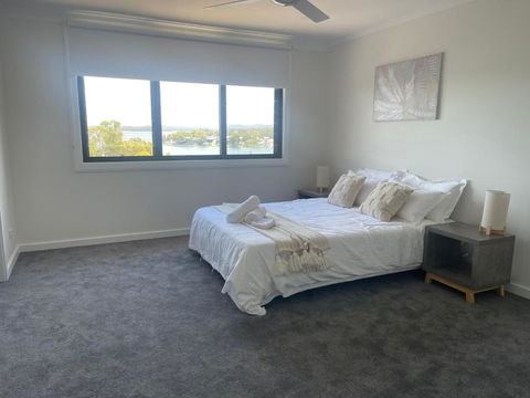 Mirrabooka Magic - Luxury By The Lake - Darwin Holiday 2
