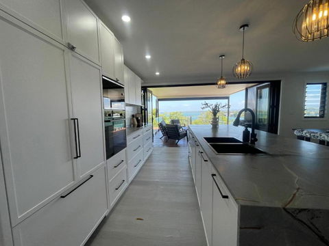 Mirrabooka Magic - Luxury By The Lake - Darwin Holiday 1