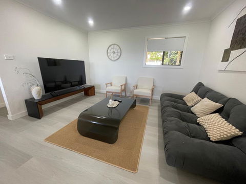 Mirrabooka Magic - Luxury By The Lake - Darwin Holiday 3
