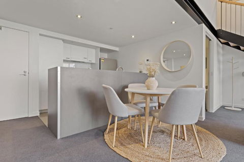 Modern 1-Bed With Study & Balcony In Prahran - Darwin Holiday 2
