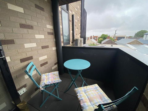 Modern 1 Bedroom Apartment In Brunswick East Near CBD - Darwin Holiday 0