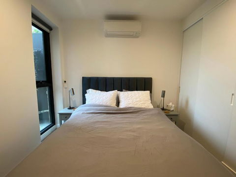 Modern 1 Bedroom Apartment In Brunswick East Near CBD - Darwin Holiday 3