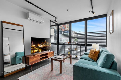 Modern 2-Bed Inner City Pad With Swimming Pool - Darwin Holiday 1
