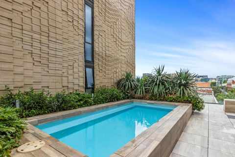 Modern 2-Bed Inner City Pad With Swimming Pool - Darwin Holiday 0