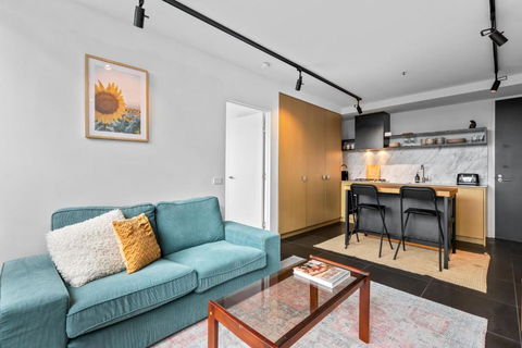 Modern 2-Bed Inner City Pad With Swimming Pool - Darwin Holiday 2