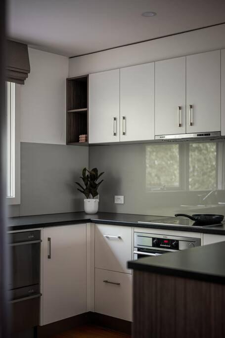 Modern 2 BRM Cottage At Eastland Ringwood - Darwin Holiday 2