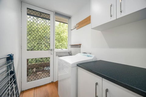 Modern 2 BRM Cottage At Eastland Ringwood - Darwin Holiday 3