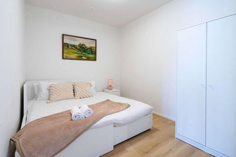 Modern 2BR CBD APT With City Views Pool & Gym - Darwin Holiday 3