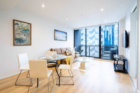 Modern 2BR CBD APT With City Views Pool & Gym - Darwin Holiday 1