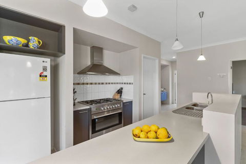 Modern Beachside 5 Bedrooms - Darwin Holiday 1