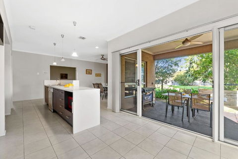 Modern Beachside 5 Bedrooms - Darwin Holiday 2